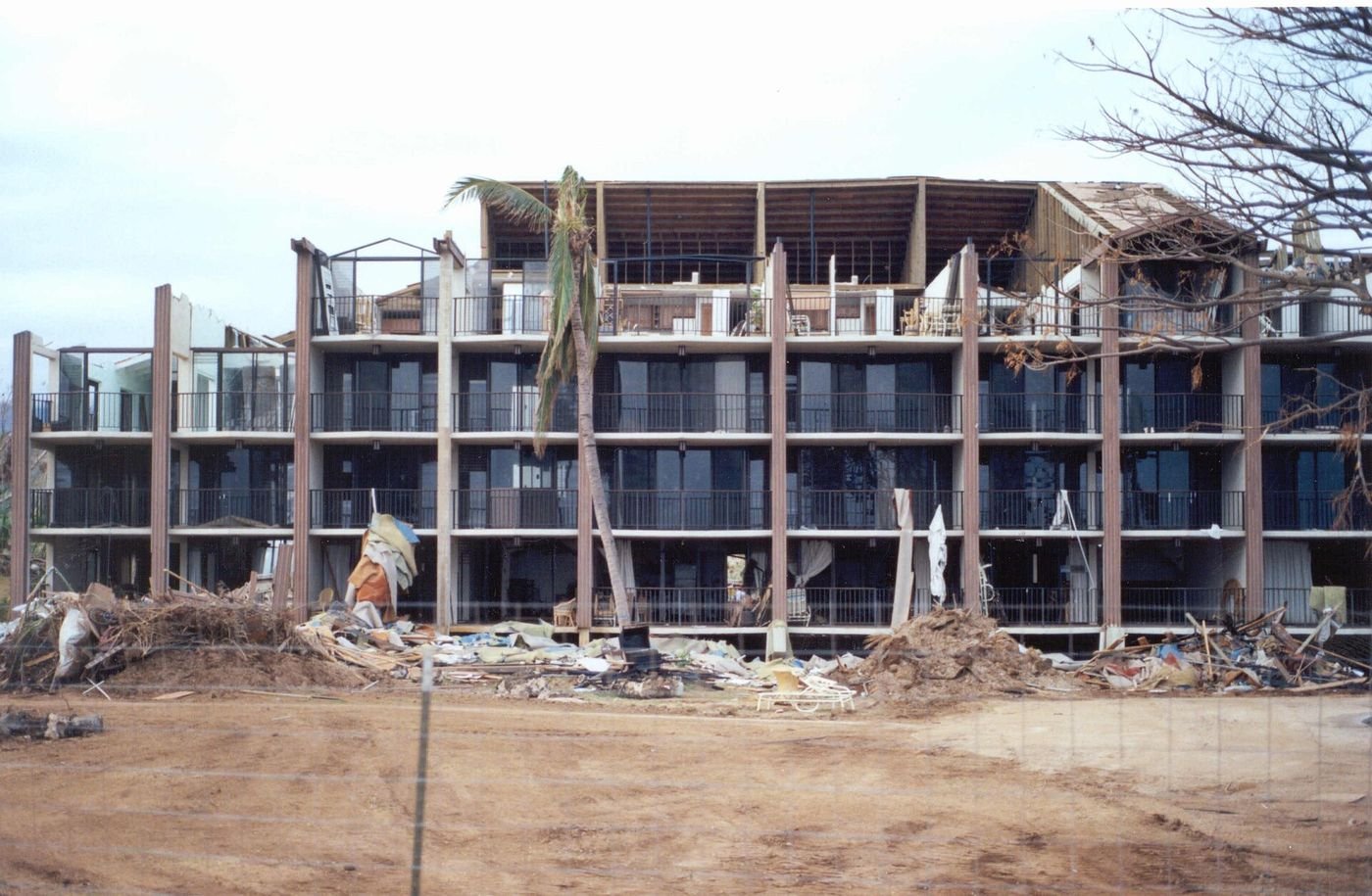 A multi-story Kauaʻi apartment building with its roof blown off