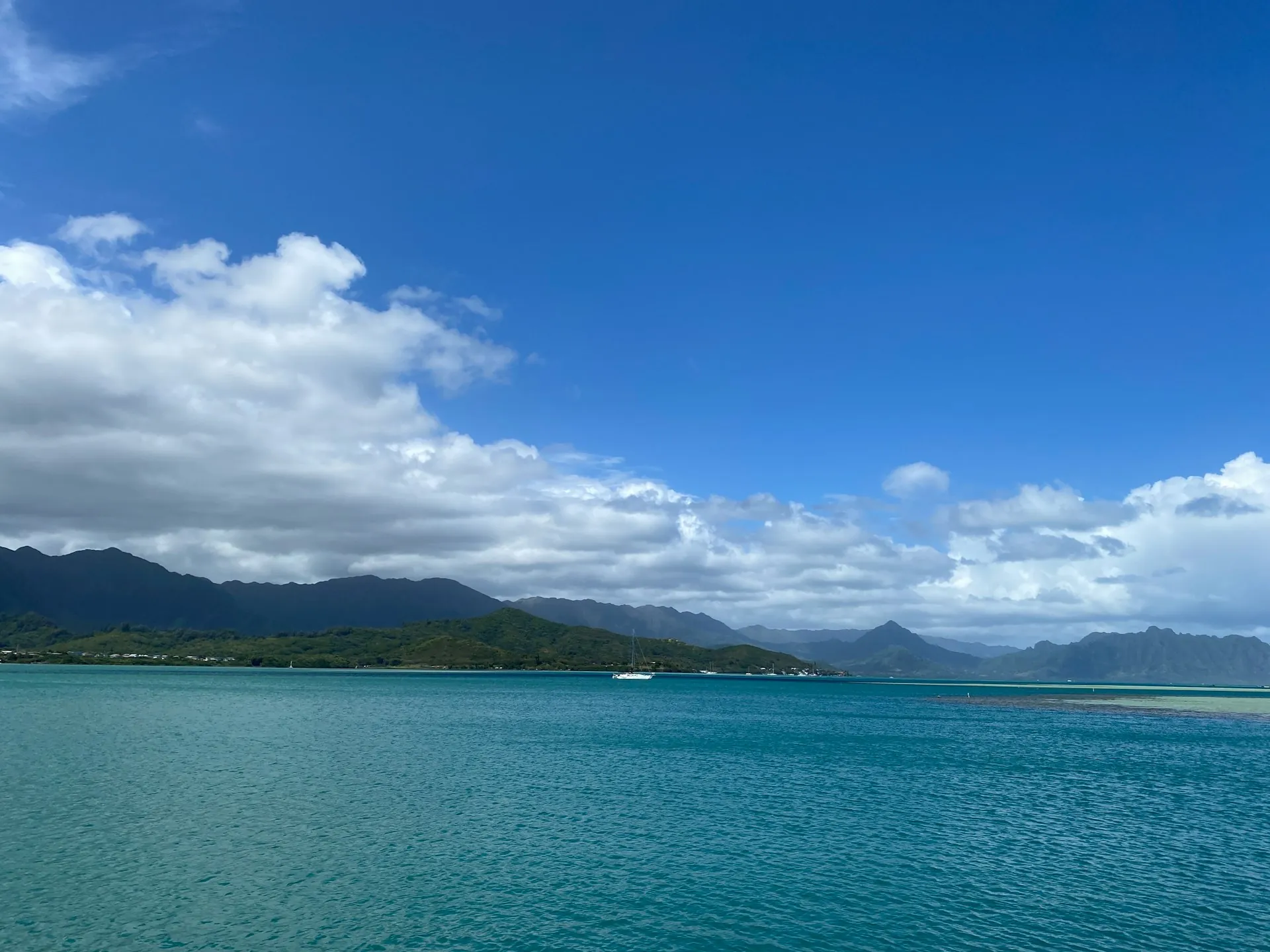 Kāneʻohe Bay on the Windward side of Oʻahu with the Koʻolau mountains behind